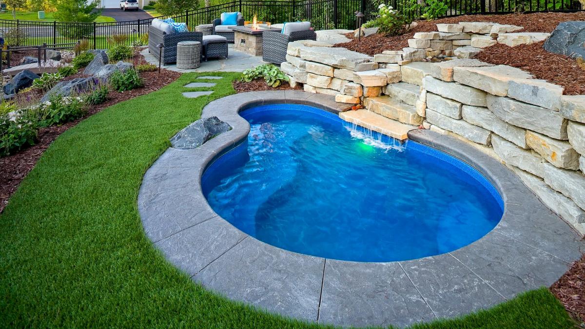 Essential Guide to Swimming Pools With Retaining Walls